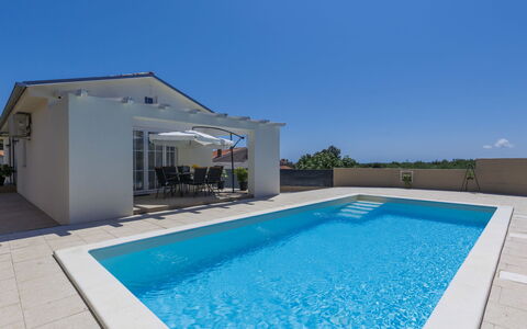 Noce: L'Eau, Ciel, Bâtiment, Propriété, Piscine, Bleu Azur, Ombre, Rectangle, Maison, Mobilier De Jardin