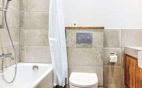 Champex 220: Siège De Toilette, Luminaire Plomberie, Salle De Bains, Toilette, Sol, Design Intérieur, Sol, Plomberie, Robinet, Tuile