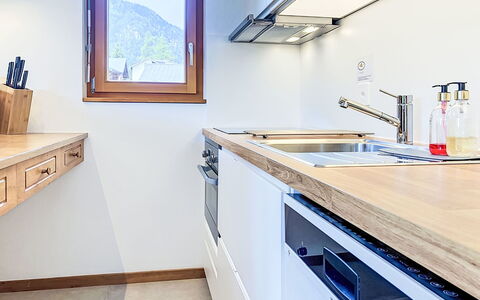 Champex 220: Cuisine, Comptoir, Bois, Design Intérieur, Sol, Appareil De Cuisine, Principaux Appliance, Cabinetry, Luminaire Plomberie, Evier