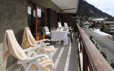 Champex 220: Propriété, Ciel, Bois, Chaise, Mobilier De Jardin, Ombre, Sol, Immobilier, Table, Nuage