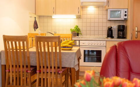 Sonnenküste: Meubles, Design Intérieur, Sol, Bois, Cuisine, Sol, Pièce, Appareil De Cuisine, Principaux Appliance, Éclairage
