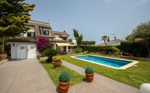 El Garrofer: L'Eau, Bâtiment, Plante, Ciel, Jour, Propriété, Piscine, Bleu Azur, Fenêtre, Arbre