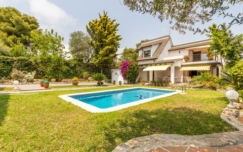 El Garrofer: L'Eau, Bâtiment, Plante, Ciel, Jour, Propriété, Piscine, Bleu Azur, Fenêtre, Arbre