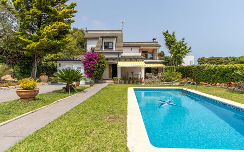 El Garrofer: L'Eau, Bâtiment, Plante, Ciel, Jour, Propriété, Piscine, Bleu Azur, Fenêtre, Arbre