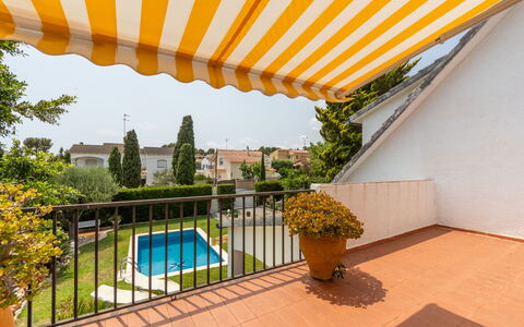 El Garrofer: L'Eau, Bâtiment, Plante, Ciel, Jour, Propriété, Piscine, Bleu Azur, Fenêtre, Arbre