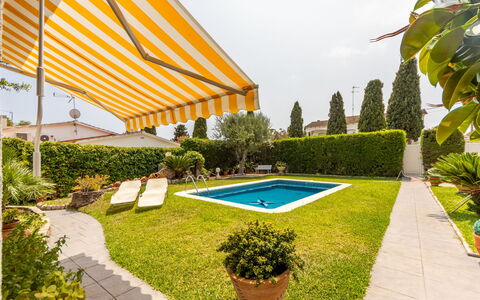 El Garrofer: L'Eau, Bâtiment, Plante, Ciel, Jour, Propriété, Piscine, Bleu Azur, Fenêtre, Arbre