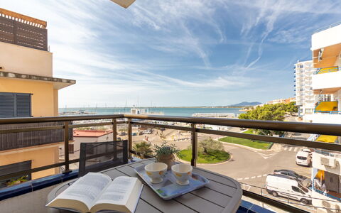 Marie: L'Eau, Bâtiment, Plante, Ciel, Jour, Propriété, Piscine, Bleu Azur, Fenêtre, Arbre
