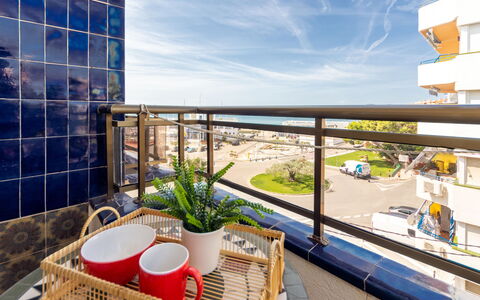 Marie: L'Eau, Bâtiment, Plante, Ciel, Jour, Propriété, Piscine, Bleu Azur, Fenêtre, Arbre