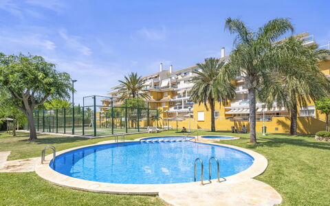 Dénia 487: L'Eau, Ciel, Plante, Propriété, Bâtiment, Piscine, Bleu Azur, Arbre, Loisir, Nuage
