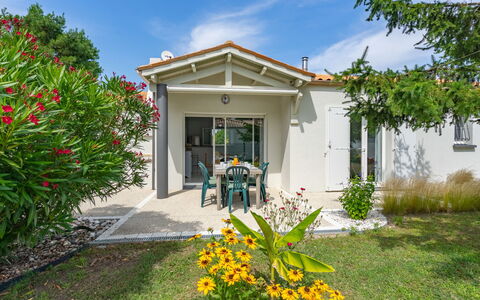 Villa Margarin: L'Eau, Bâtiment, Plante, Ciel, Jour, Propriété, Piscine, Bleu Azur, Fenêtre, Arbre