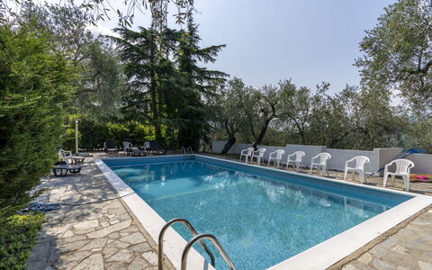 Chiusanico 615: L'Eau, Bâtiment, Plante, Ciel, Jour, Propriété, Piscine, Bleu Azur, Fenêtre, Arbre