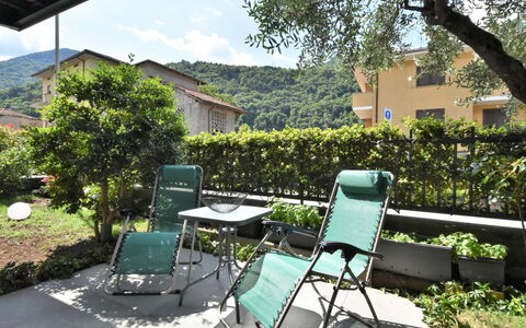 La Casa di Lara: L'Eau, Bâtiment, Plante, Ciel, Jour, Propriété, Piscine, Bleu Azur, Fenêtre, Arbre