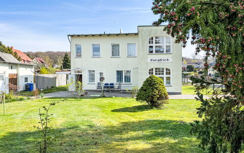 Koserow 250: Plante, Ciel, Propriété, Bâtiment, Fenêtre, Nuage, Lot Terre, Arbre, Herbe, Design Urbain