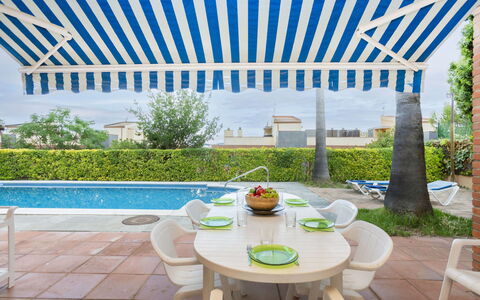 Rioja: L'Eau, Plante, Piscine, Arbre, Ombre, Mobilier De Jardin, Loisir, Rectangle, Composite, Paysage