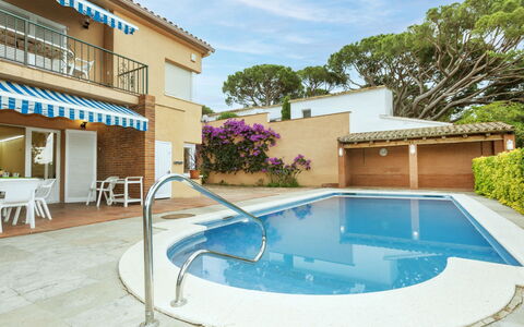 Rioja: L'Eau, Plante, Piscine, Arbre, Ombre, Mobilier De Jardin, Loisir, Rectangle, Composite, Paysage
