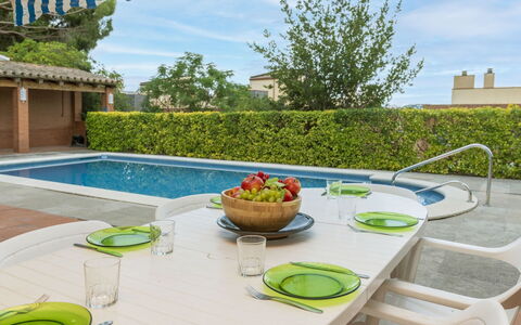 Rioja: L'Eau, Plante, Piscine, Arbre, Ombre, Mobilier De Jardin, Loisir, Rectangle, Composite, Paysage