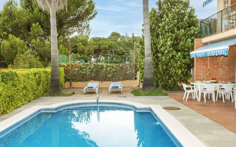 Rioja: L'Eau, Plante, Piscine, Arbre, Ombre, Mobilier De Jardin, Loisir, Rectangle, Composite, Paysage