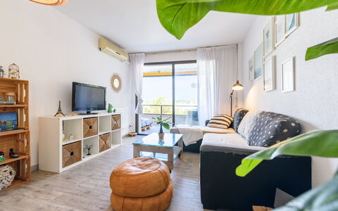 Uolas: Meubles, Design Intérieur, Canapé, Bois, Salon, Sol, Plafond, Pièce, Appartement, Éclairage