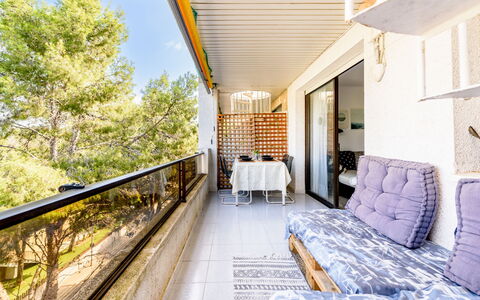 Uolas: Appartement, Ombre, Balcon, Condominium, Mobilier De Jardin, Chaise, Clôture, Daylighting, Eco Hôtel, Plate-Forme