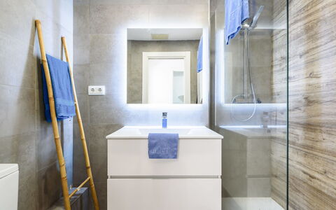 Uolas: Sol, Sol, Design Intérieur, Salle De Bains, Luminaire Plomberie, Armoire De Toilette, Tuile, Plomberie, Toilette, Pièce