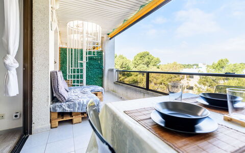 Uolas: Appartement, Verre, Chaise, Ombre, Balcon, Table Cuisine Et Salle A Manger, Daylighting, Aluminium, Mobilier De Jardin, Eco Hôtel