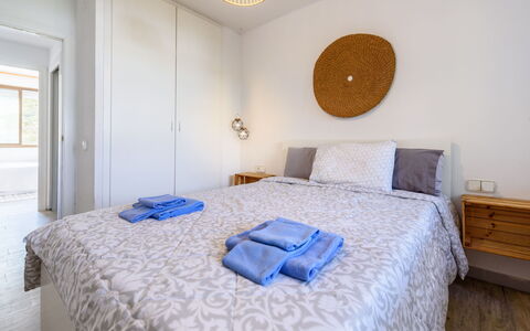 Uolas: Lit, Chambre, Literie, Design Intérieur, Drap De Lit, Sol, Sol, Meubles, Mur, Bois