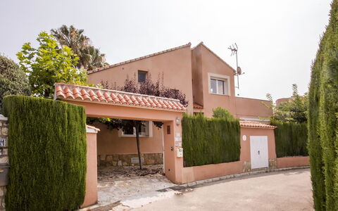Casa Larauri Oliva Nova: L'Eau, Plante, Piscine, Arbre, Ombre, Mobilier De Jardin, Loisir, Rectangle, Composite, Paysage