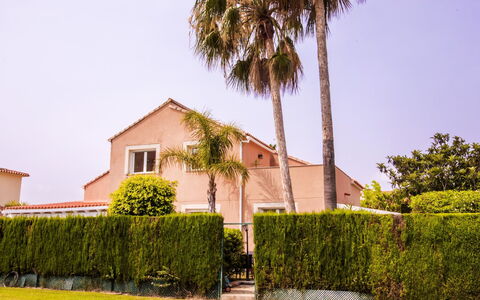 Casa Larauri Oliva Nova: L'Eau, Plante, Piscine, Arbre, Ombre, Mobilier De Jardin, Loisir, Rectangle, Composite, Paysage