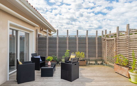 Grand Courlis: L'Eau, Plante, Piscine, Arbre, Ombre, Mobilier De Jardin, Loisir, Rectangle, Composite, Paysage