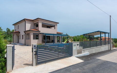 Villa Karina: L'Eau, Plante, Piscine, Arbre, Ombre, Mobilier De Jardin, Loisir, Rectangle, Composite, Paysage