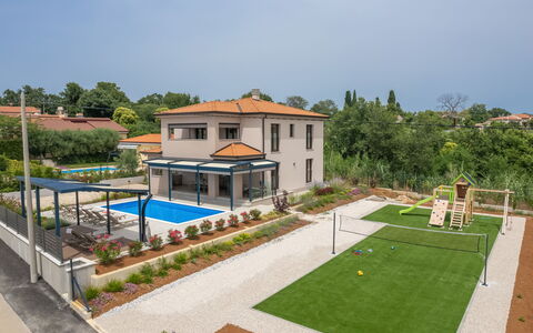 Villa Karina: L'Eau, Plante, Piscine, Arbre, Ombre, Mobilier De Jardin, Loisir, Rectangle, Composite, Paysage