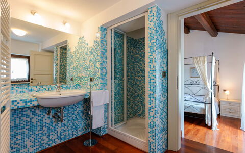 Villa Pagannoni: Miroir, Luminaire Plomberie, Bleu, Bleu Azur, Évier, Plante, Salle De Bains, Design Intérieur, Robinet, Sol