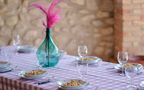 Villa Pagannoni: Vaisselle, Table, Meubles, Drinkware, Aliments, Verres À Pied, Vaisselle, Nappe De Table, Textile, Décoration