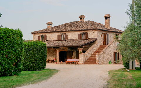 Villa Pagannoni: Plante, Ciel, Bâtiment, Fenêtre, Maison, Arbre, Chalet, Porte, Herbe