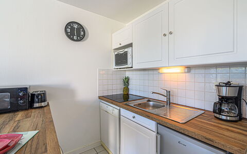 Les Eiders: Cabinetry, Comptoir, Évier, Cuisinière, Cuisine, Appareil De Cuisine, Électroménager, Bois, Evier, L'Horloge