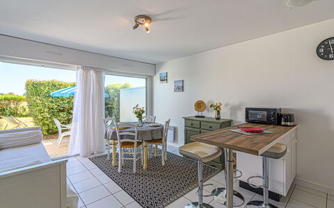 Les Eiders: Propriété, Table, Meubles, Éclairage, Design Intérieur, Chaise, Bois, Sol, Salon