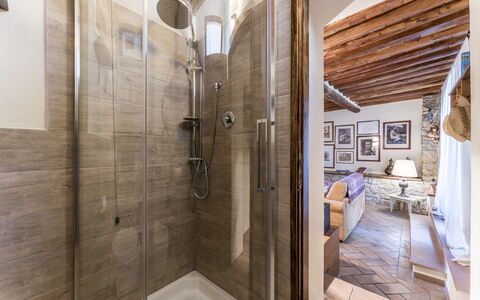 Fienile Di Fabio - Colline Fiorentine Vaiano, Tosc: Luminaire Plomberie, Porte De Douche, Salle De Bains, Bois, Robinet, Douche, Design Intérieur, Tete De Douche, Sol