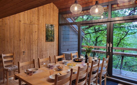 Bosco della Bella 6: Table, Meubles, Propriété, Chaise, Bois, Vaisselle, Design Intérieur, Éclairage, Fenêtre, Plante