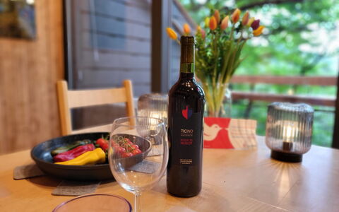 Bosco della Bella 6: Table, Vaisselle, Bouteille, Meubles, Drinkware, Du Vin, Bar, Verres À Pied, Verre De Vin