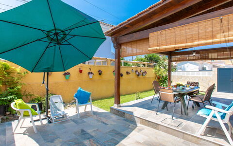 Riomar Beach House: Plante, Table, Propriété, Meubles, Pot De Fleur, Bâtiment, Parapluie, Bleu Azur, Chaise, Ombre