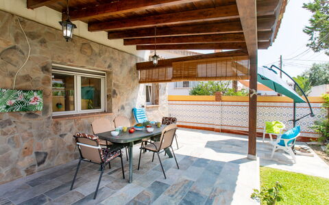 Riomar Beach House: Aliments, Table, Vaisselle, Plante, Meubles, Ciel, Chaise, Vaisselle, Assiette, Mobilier De Jardin
