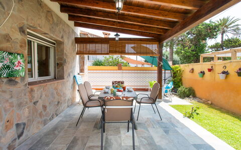 Riomar Beach House: Aliments, Table, Vaisselle, Plante, Meubles, Ciel, Chaise, Vaisselle, Assiette, Mobilier De Jardin