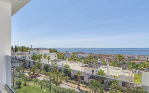 Mirador de Estepona Hills: Aliments, Table, Vaisselle, Plante, Meubles, Ciel, Chaise, Vaisselle, Assiette, Mobilier De Jardin