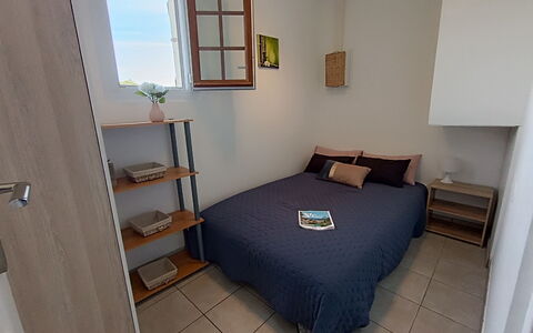 Fleurie: Chambre, Meubles, Lit, Mur, Sol, Bois, Sol, Design Intérieur, Drap De Lit, Literie