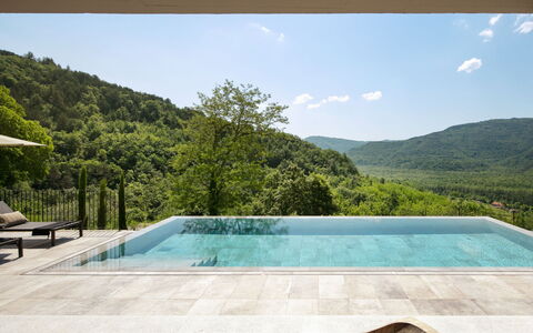 Panorama del Tartufo: L'Eau, Ciel, Nuage, Propriété, Plante, Bleu Azur, Rectangle, Piscine, Arbre, Ombre