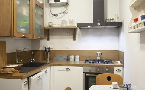 Testaccio Piramide: Cabinetry, Evier, Propriété, Meubles, Robinet, Évier, Comptoir, Cuisine, Bois, Design Intérieur
