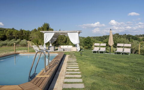 Villa Zara: L'Eau, Ciel, Plante, Nuage, Propriété, Ombre, Piscine, Arbre, Mobilier De Jardin, Herbe