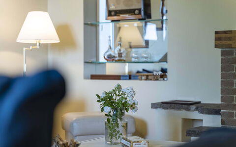Villa Zara: Propriété, Table, Salon, Confort, Canapé, Design Intérieur, Bâtiment, Éclairage, Architecture, Lampe