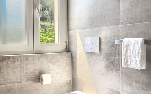 La Casa Dei Glicini - Levanto: Luminaire Plomberie, Robinet, Évier, Lavabo, Fenêtre, Salle De Bains, Éclairage, Design Intérieur, Bois