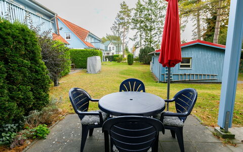 Jacobs: Plante, Propriété, Meubles, Bâtiment, Table, Ciel, Chaise, Arbre, Ombre, Herbe